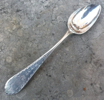 ESPALDA FLORAL Y CORTE BRILLANTE, Moneda Plata, Cucharadita, c. 1780, Caleb Beal Foto 1 de 4