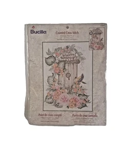 Bucilla VOGELHAUS BLUMEN gezählt Kreuzstich Bastelset #43091 11x14 Taubeere NEU - Bild 1 von 8