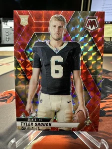 Panini Mosaic Football Tyler Shough Rookie Variation Red Mosaic Prizm 2025  - Imagen 1 de 2