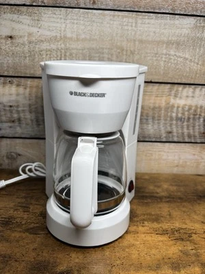Cafetera BLACK+DECKER 5 tazas blanca (gran forma) Foto 1 de 4