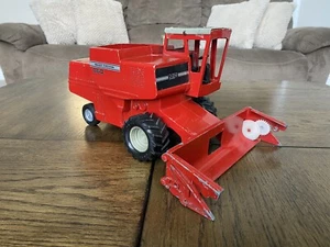 Ertl 1:20 Scale Massey Ferguson 860 Combine Harvester - Picture 1 of 12