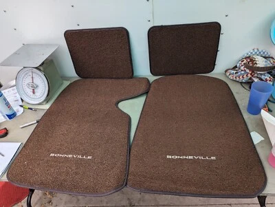 NUEVO JUEGO DE ALFOMBRILLAS PONTIAC BONNEVILLE MARRÓN SCRIPT LOGOTIPO CUPÉ CONVERTIBLE Foto 1 de 4