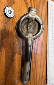 Exprimidor antiguo de mano de hierro fundido y madera marca PEARL limón/cal - Imagen 1 de 10