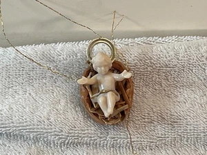 Adorno de Navidad Niño Jesús dentro de una cáscara de nogal PO9398 - Imagen 1 de 4