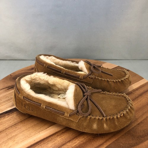 UGG Dakota mocassino pantofole giovani taglia 5 pelle scamosciata foderata pelle di pecora marrone