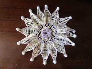 FUNDA JARRA FINAMENTE CROCHET MALVA Y CREMA CON CUENTAS DE VIDRIO BLANCO - Imagen 1 de 9