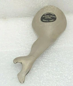 Ayers Rock Hotel Leg Shaped Bottle Opener / shoe horn metal 12 cm souvenir - Foto 1 di 5