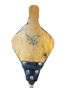 Fuelle de chimenea vintage de madera y cuero con águila de latón. Decoración rústica. - Imagen 1 de 3