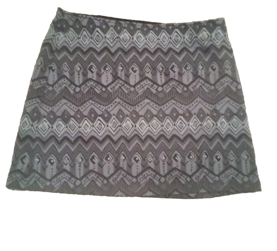 Athleta skirt women's lg black, Gray, printed scuba fleece lined Mini pull on. - Image 1 of 3