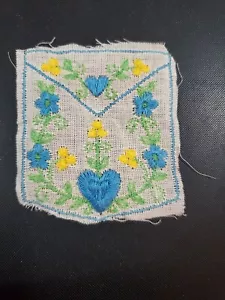 VINTAGE TÜRKIS GELB GRÜN BLUMENSTICKEREI APPLIKATION BASTELN KOSTENLOSER VERSAND - Bild 1 von 2
