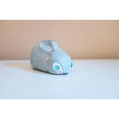 Estatua de conejito de piedra azul de Isabel Bloom Foto 1 de 4