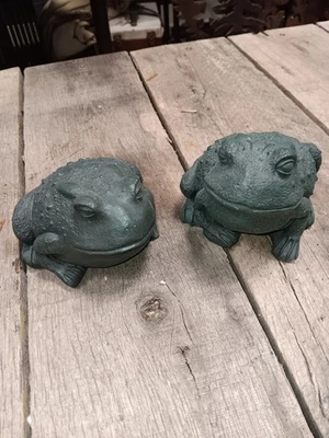 Par de estatuillas de rana de plástico duro, decoración de jardín o estante Foto 1 de 4