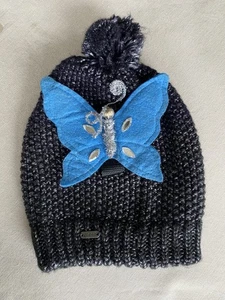 PISTIL Damen Beanie Mütze Wolle Grau Blau Schmetterling Knopf One Size Neu - Bild 1 von 6