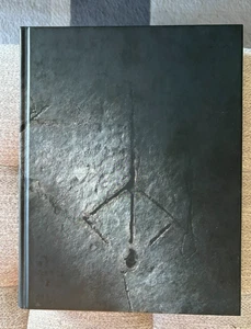 Bloodborne & The Old Hunters hardcover strategy guides (very good condition) - Picture 1 of 6