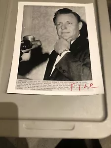 1962 Ralph Houk Associated Press Photo- Yogi Berra Signing-New York Yankees - Picture 1 of 5