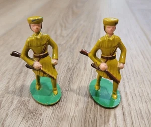 2x Lincoln Logs Frontiersman Hunter Trapper - Made In China - Picture 1 of 6