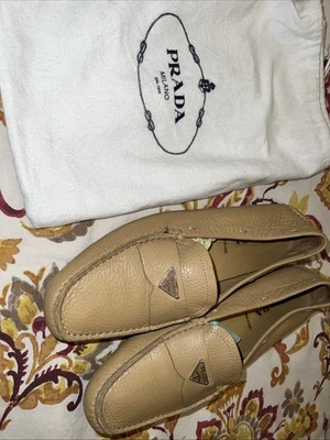 Zapato mocasín para mujer Prada de cuero beige talla 37,5 usado en excelente estado con bolsa Foto 1 de 4