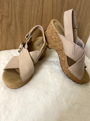 Sandalia Clark de cuero topo pálido con hebilla plateada y tacón de plataforma de corcho talla 6,5 Foto 1 de 4