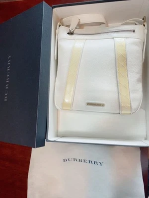 Bolso Bandolera Burberry Cuero Esmaltado Blanco con Interior a Cuadros, Casi Como Nuevo Foto 1 de 4