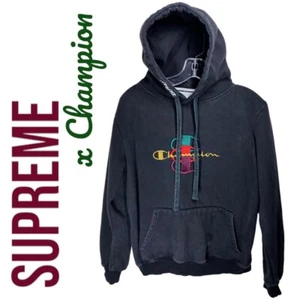 Sudadera con Capucha SUPREME x CHAMPION Collab Apilada C Negra Juvenil Grande - Imagen 1 de 8