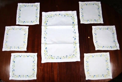 Service à Thé brodé petite nappe de plateau  + 6 serviettes  - Photo 1/4