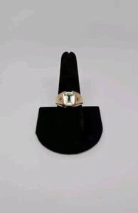 Mens 10k Gold and Created Green Stone Ring With 2 White Sapphires Size 9.5 - Picture 1 of 6