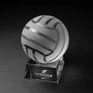 Kristall Briefbeschwerer mit geätztem Volleyball Ornament und Trapezsockel von Matashi - Bild 1 von 1