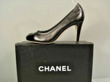 Los zapatos bicolor de Chanel, el modelo más imitado por el 'low cost' -  Chanel