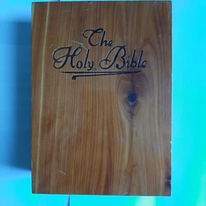 Caja con bisagras vintage de madera de cedro Santa Biblia buen estado SIN Biblia incluida - Imagen 1 de 9