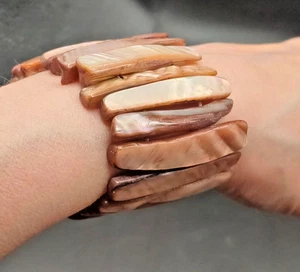 🌹 Vintage Mother-of-Pearl Shell Chunky Stretch Bracelet – 4 cm Wide – Beautiful - Picture 1 of 8