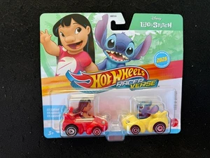 Hot Wheels Racer Verse Cars Lilo & Stitch confezione da 2 pezzi NUOVI 2025 - Foto 1 di 1