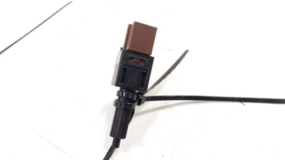 Interruptor de pedal de freno Nissan Sentra 2007 2008 2009 2010 2011 Foto 1 de 4