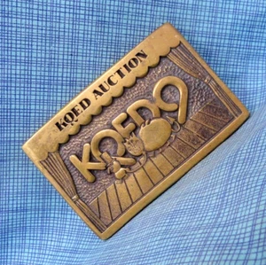 KQED 9 TV Subasta Cinturón Hebilla Mascotas Qued & Phred Latón Sólido De Colección 1981 .NOX133 - Imagen 1 de 11