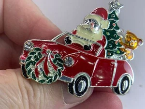 Broche de plata vintage de Papá Noel en coche con regalos y pedrería de árbol V-9529 - Imagen 1 de 3