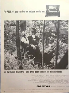Anuncio impreso vintage de pareja de madera de Viena de Qantas a Austria 1965 - Imagen 1 de 4