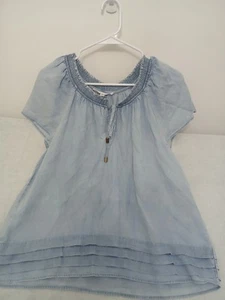 Blusa celeste tipo mezclilla con detalle en la cintura talla M JANE & DELICEY - Imagen 1 de 6