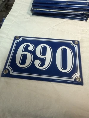 Ancien numéro de rue, Maison plaque Bombe émaillée, en relief N’690 - Photo 1/2