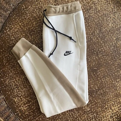 Calça jogger Nike Sportswear NSW Tech lã branca cáqui FB8002-121 tamanho pequeno - Imagem 1 de 4