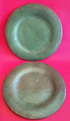2 grandes assiettes vertes en céramique émaillé terre cuite ou grès signé SD? - Photo 1/4