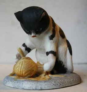 Cat Kitten Figurine Black White Yarn Ball Ceramic Porcelain Hand Painted Taiwan - Picture 1 of 1