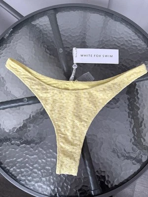 Bikini brasileño XL de zorro blanco para nadar amarillo limón día soleado Foto 1 de 4