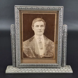 Antiguo marco giratorio de madera de 5" x 7" con cuadro antiguo - Imagen 1 de 15