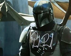 PEDRO PASCAL FOTO AUTOGRAFATA LE GUERRE STELLARI MANDALORIANE 8X10 - BABY YODA - Foto 1 di 1