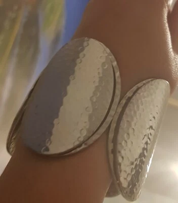 Bracelete de punho articulado grande tom prata - Imagem 1 de 4