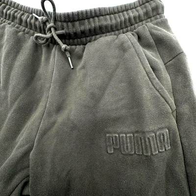 PUMA | Pantalones de chándal para hombre pequeños con logotipo en relieve verdes bolsillos con cordón Foto 1 de 4