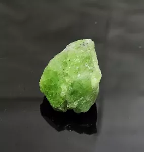Espécimen de granate tsavorita natural de 84,30 quilates fila de granate piedras preciosas sueltas ásperas - Imagen 1 de 6