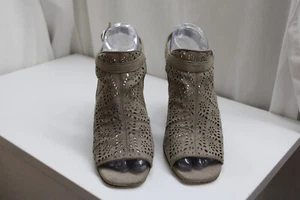 Women's 7 Gray Eyelit Suede 3" Block Heel Open toe Strap Pumps Carlos Santana - Picture 1 of 9