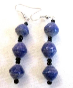 Orecchini in carta riciclata perle viola con pendente nero goccia 2 1/2" fili argento - Foto 1 di 2