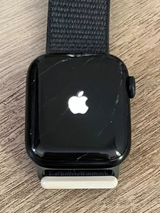 Apple Watch SE (2nd Gen) [GPS 40mm] Midnight Sport Loop *Cracked Screen* - Photo 1 sur 11