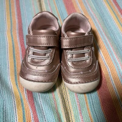 Tenis Stride Rite para niños pequeños 5,5 Adalyn oro rosa brillante Foto 1 de 4